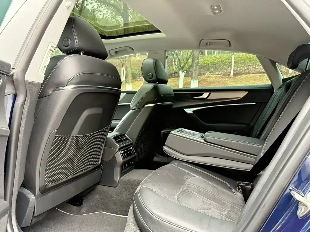 Audi A7L 2023 из CN, фото 2