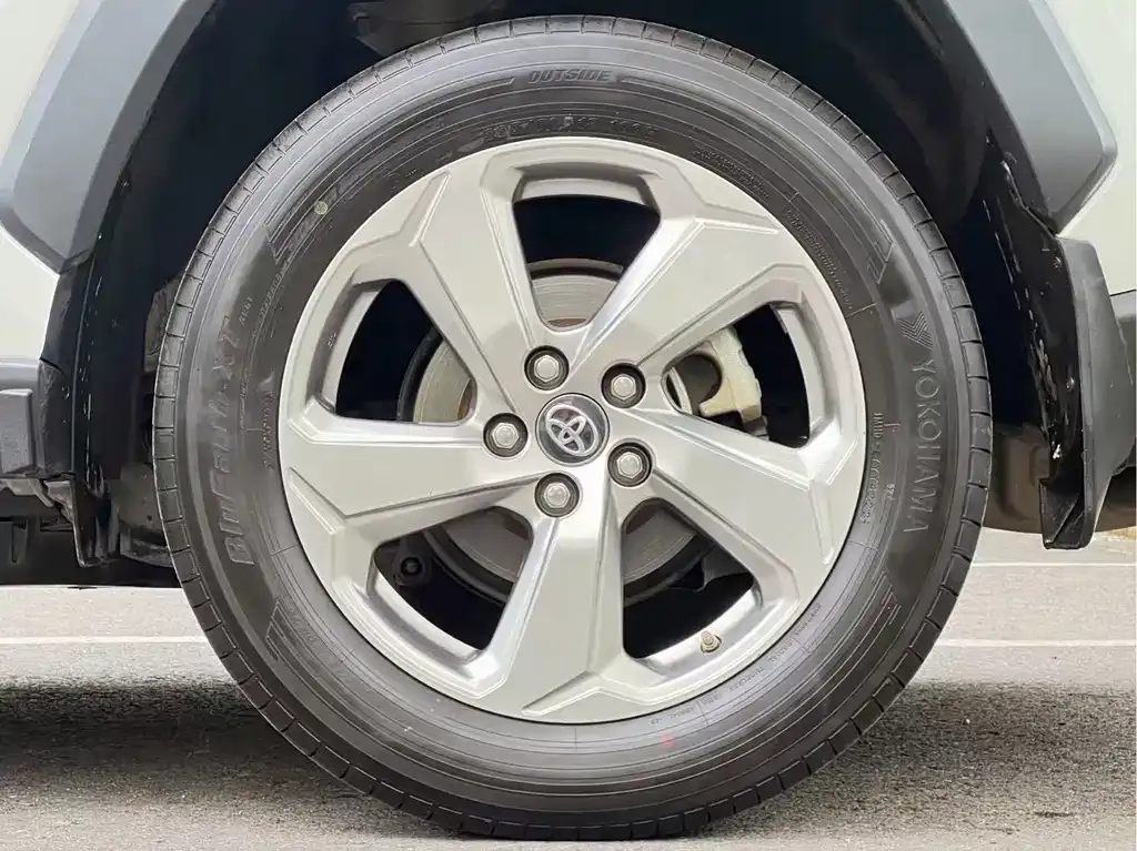 Toyota RAV4 2023 из CN, фото 2