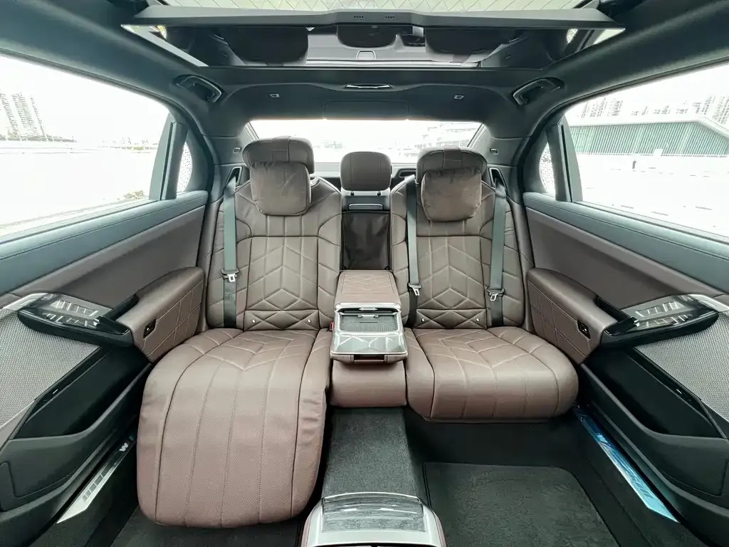 BMW 7 Series 2025 из CN, фото 9