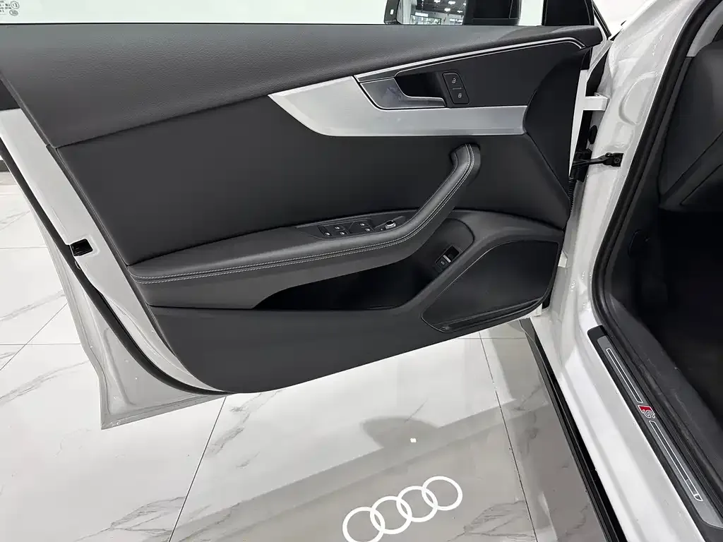 Audi A4L 2023 из CN, фото 8