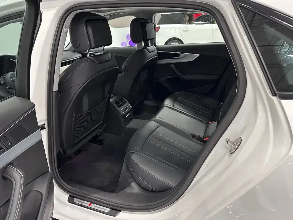 Audi A4L 2023 из CN, фото 7