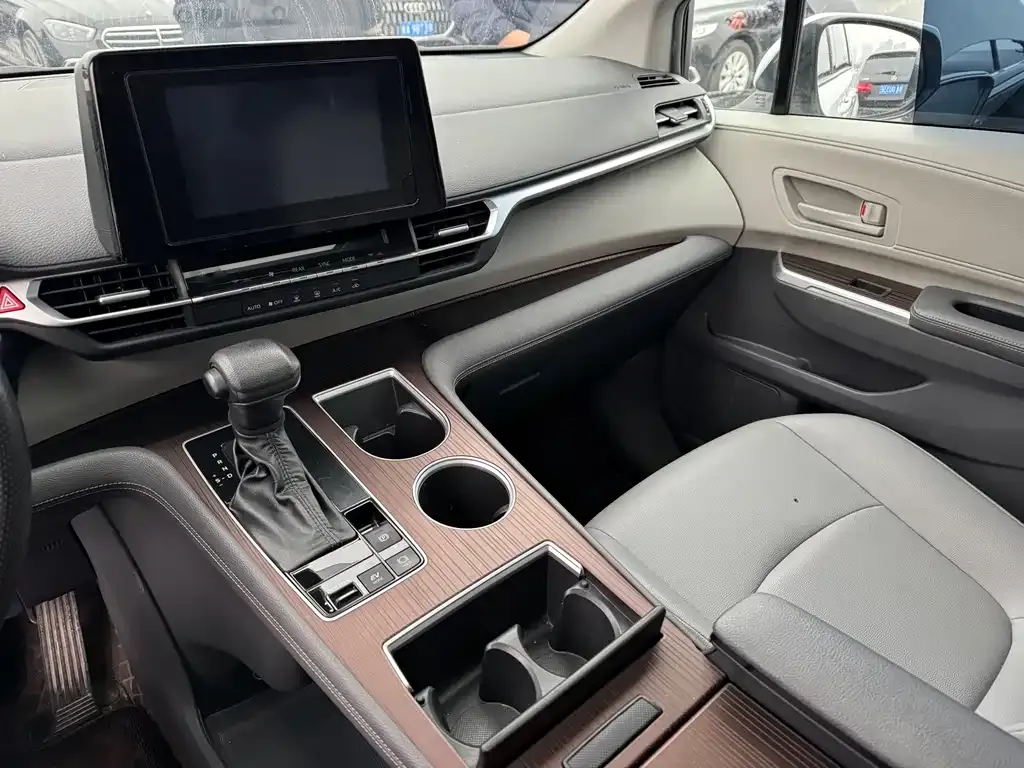 Toyota Granvia 2024 из CN, фото 9