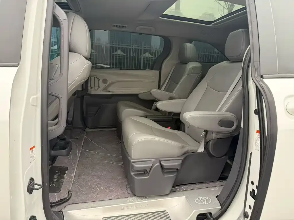 Toyota Granvia 2024 из CN, фото 8