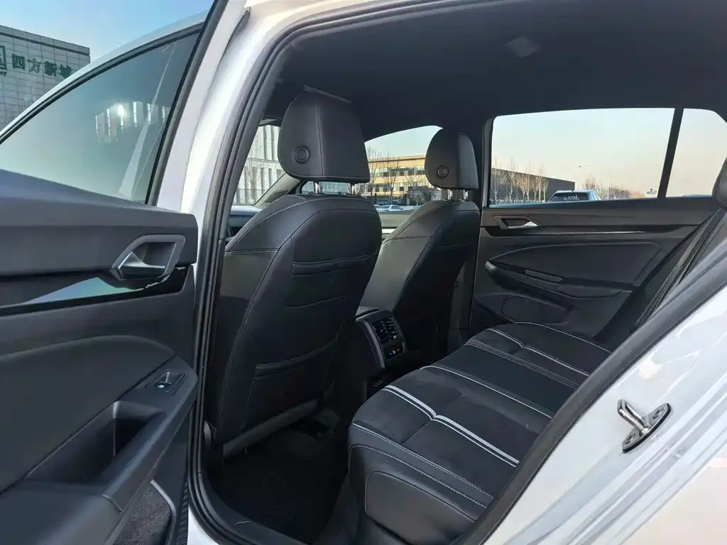 Volkswagen Golf 2023 из CN, фото 10