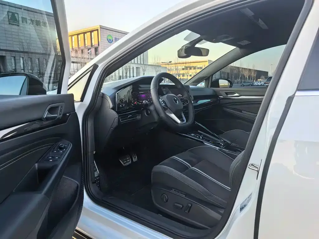 Volkswagen Golf 2023 из CN, фото 4