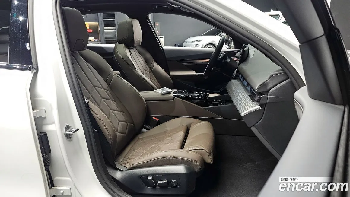 BMW 5-Series 2025 из KR, фото 9