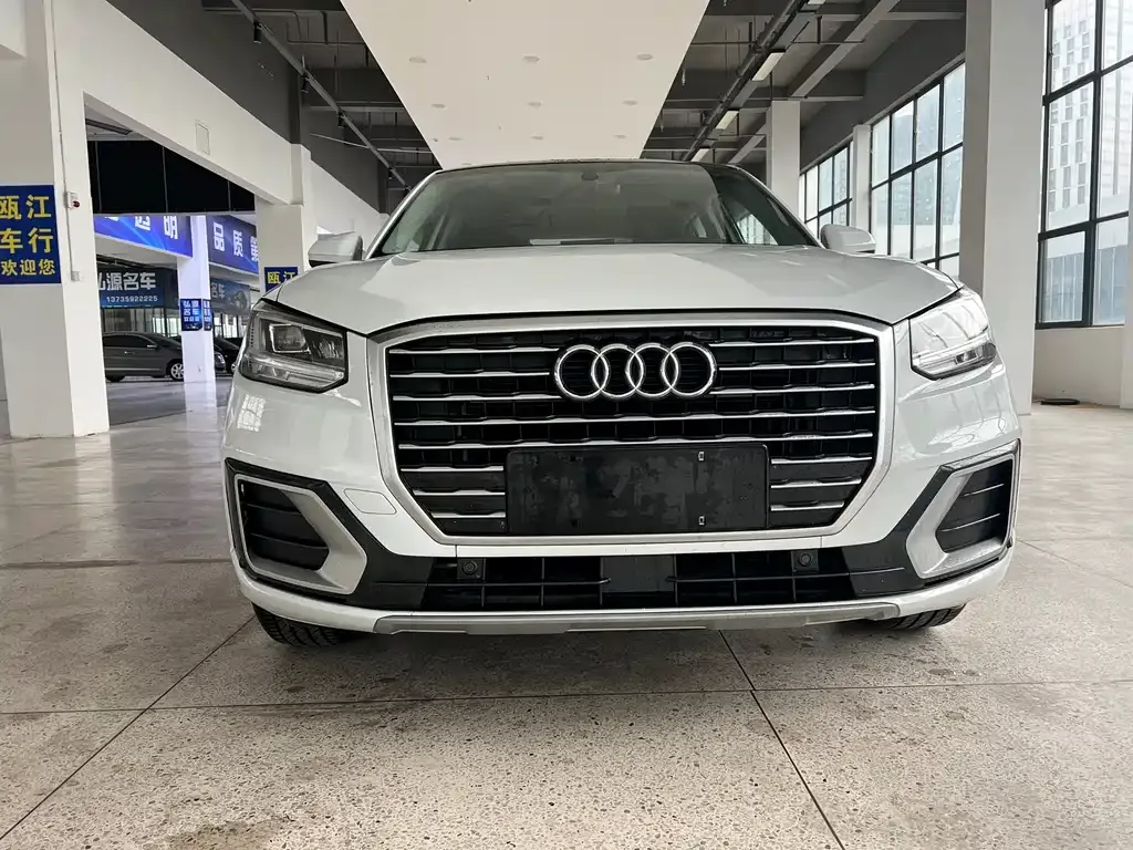 Audi Q2L — фото 8