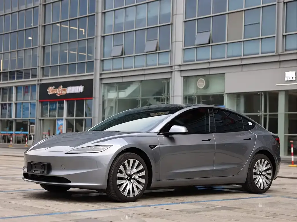 Tesla Model 3 — фото 1