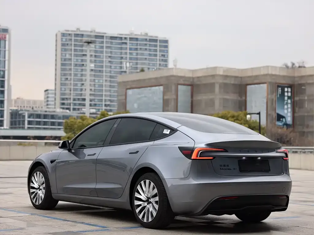 Tesla Model 3 — фото 9