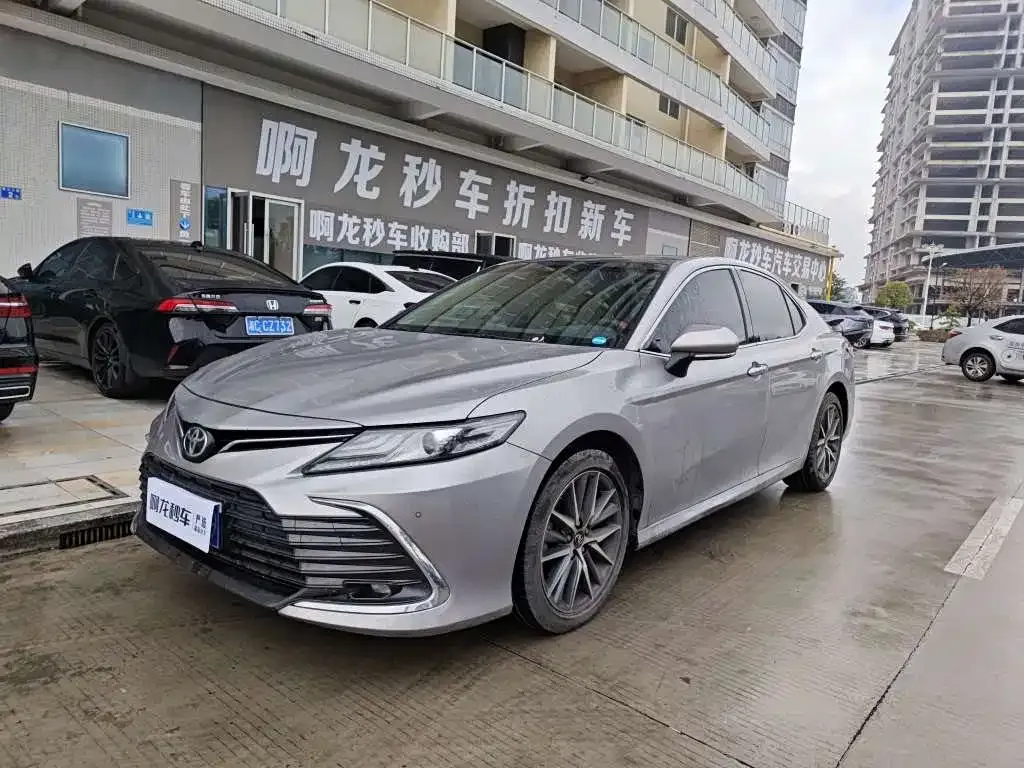 Toyota Camry — фото 1