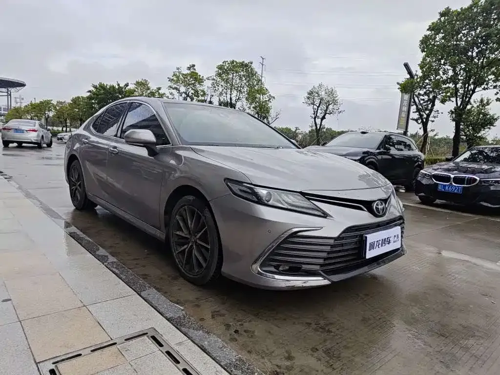 Toyota Camry — фото 2