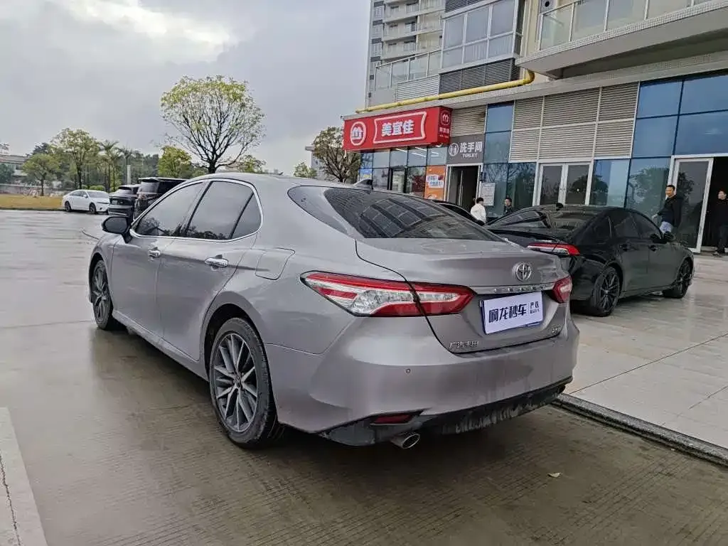 Toyota Camry — фото 5