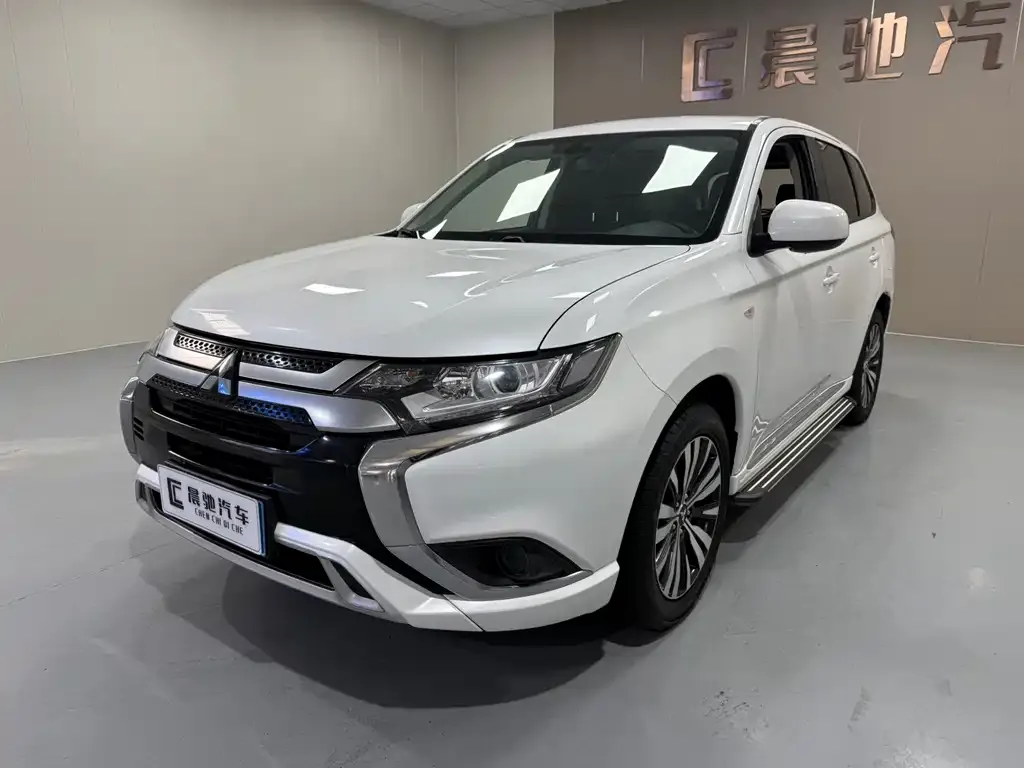 Mitsubishi Outlander — фото 1