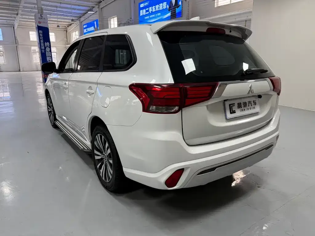Mitsubishi Outlander — фото 8