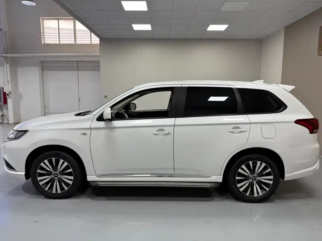 Mitsubishi Outlander — фото 7