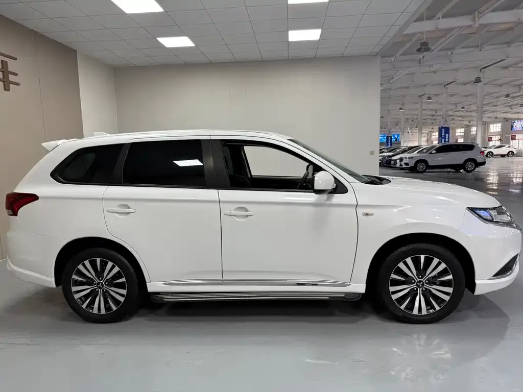 Mitsubishi Outlander — фото 4