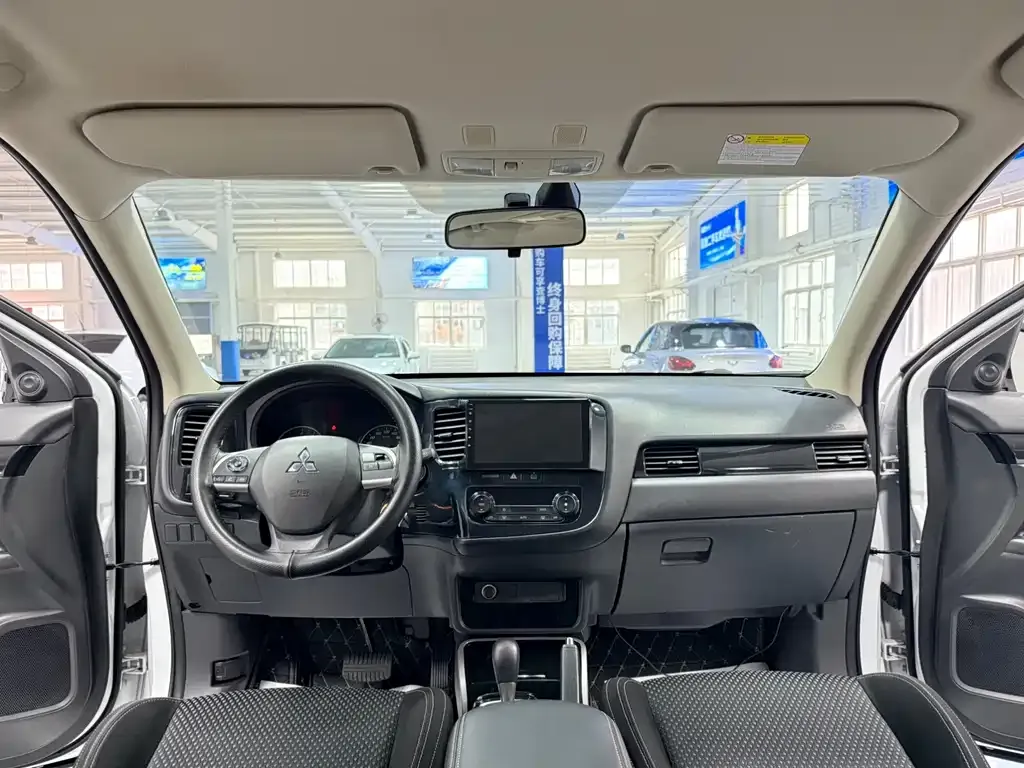 Mitsubishi Outlander — фото 10