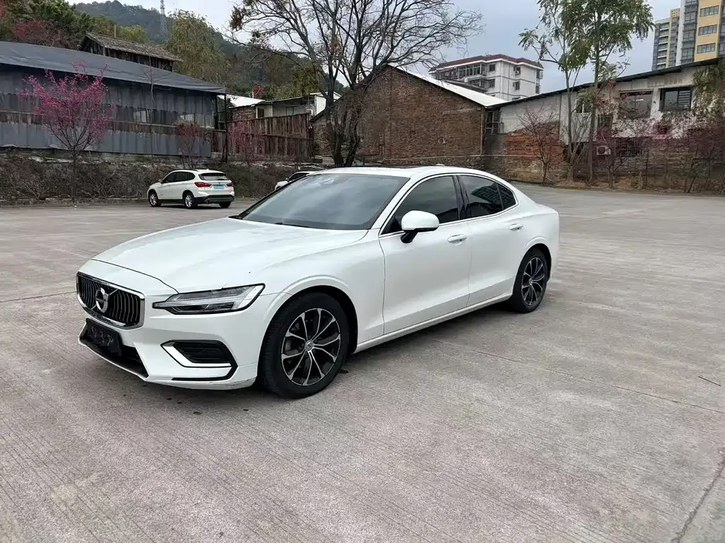 Volvo S60 — фото 1