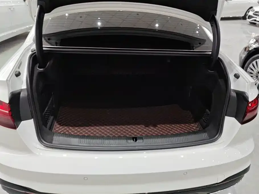 Audi A4L 2023 из CN, фото 2