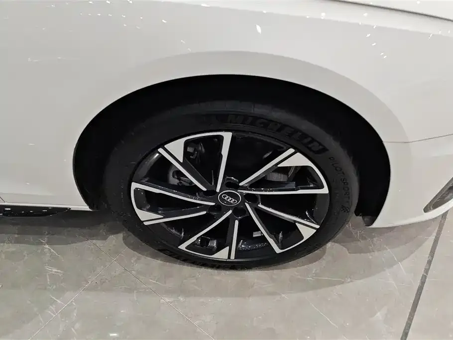 Audi A4L 2023 из CN, фото 4