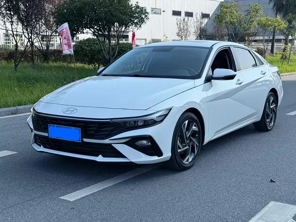 Hyundai Elantra — фото 1