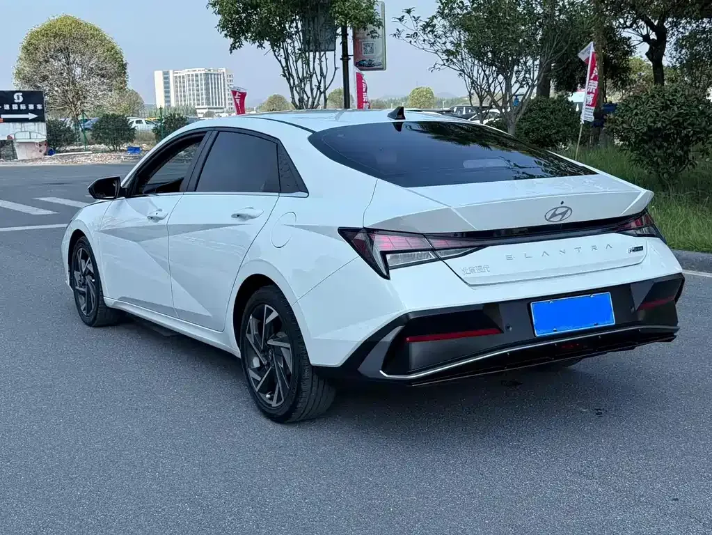 Hyundai Elantra — фото 10