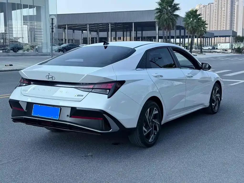 Hyundai Elantra — фото 2