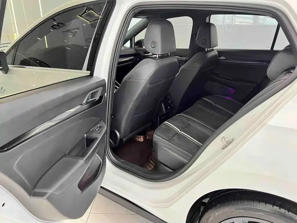 Volkswagen Golf 2023 из CN, фото 6