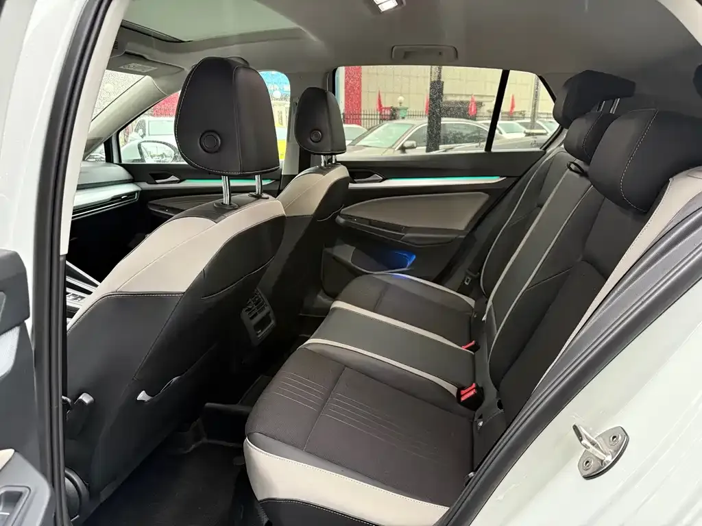 Volkswagen Golf 2021 из CN, фото 2