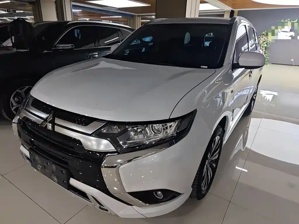 Mitsubishi Outlander — фото 1