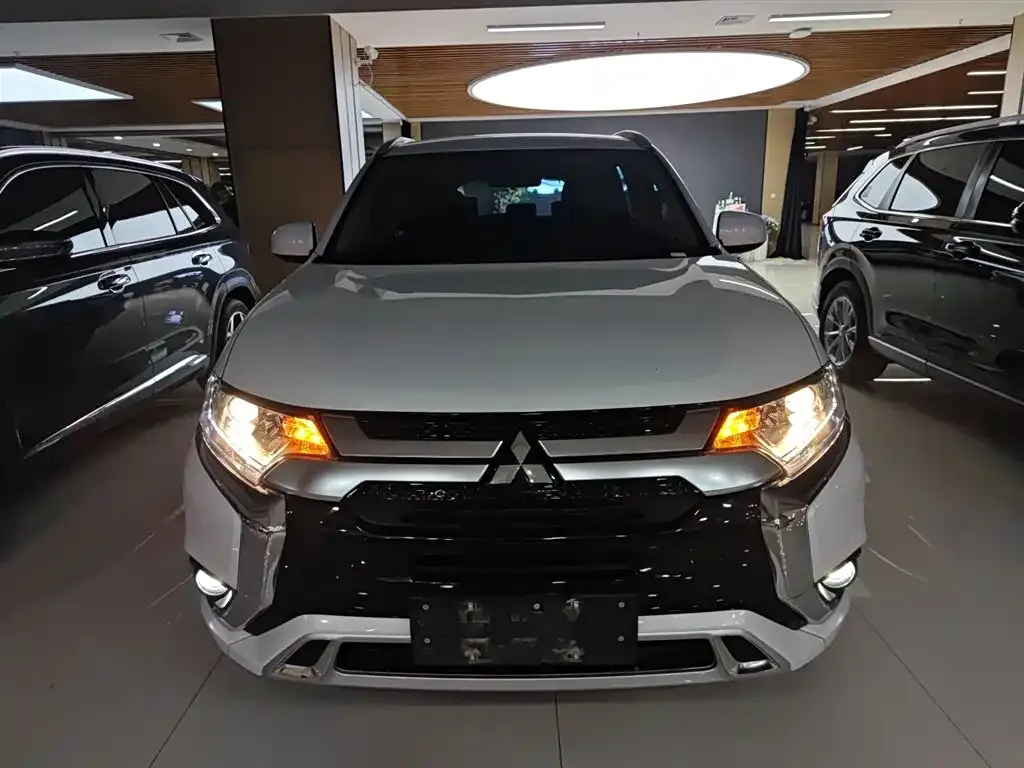 Mitsubishi Outlander — фото 5