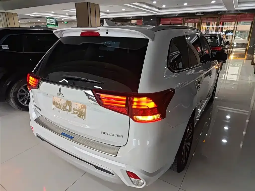 Mitsubishi Outlander — фото 10