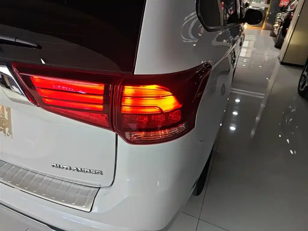 Mitsubishi Outlander — фото 6