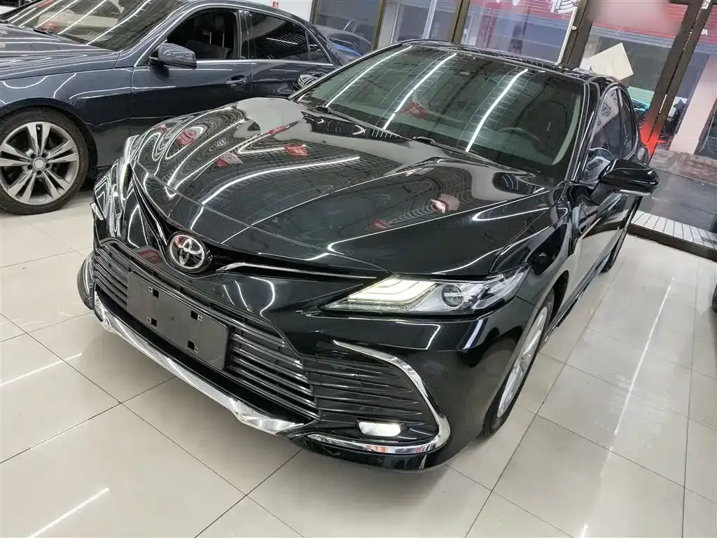 Toyota Camry — фото 1