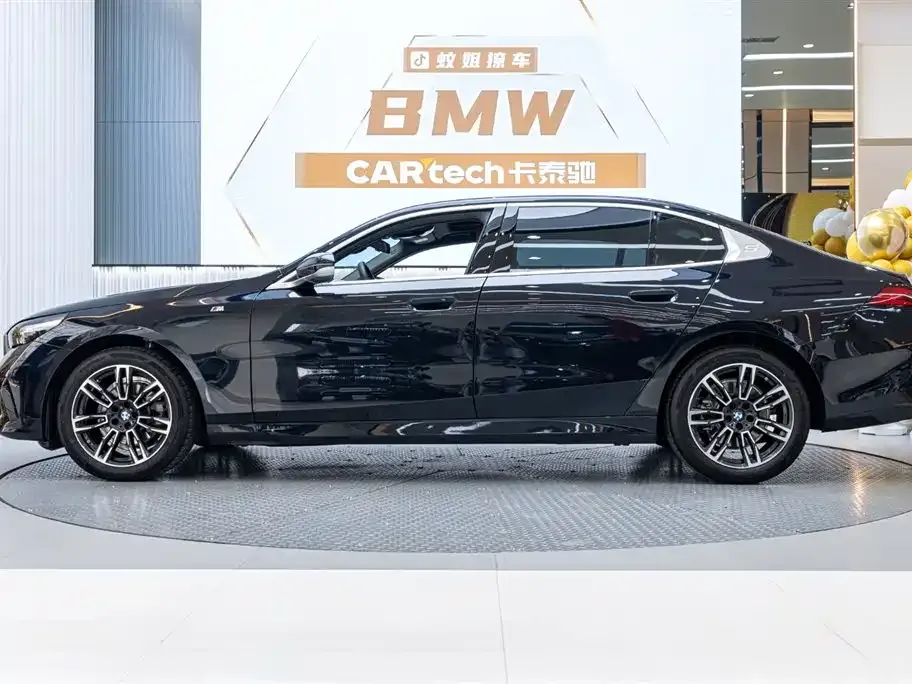 BMW 5 Series 2025 из CN, фото 8