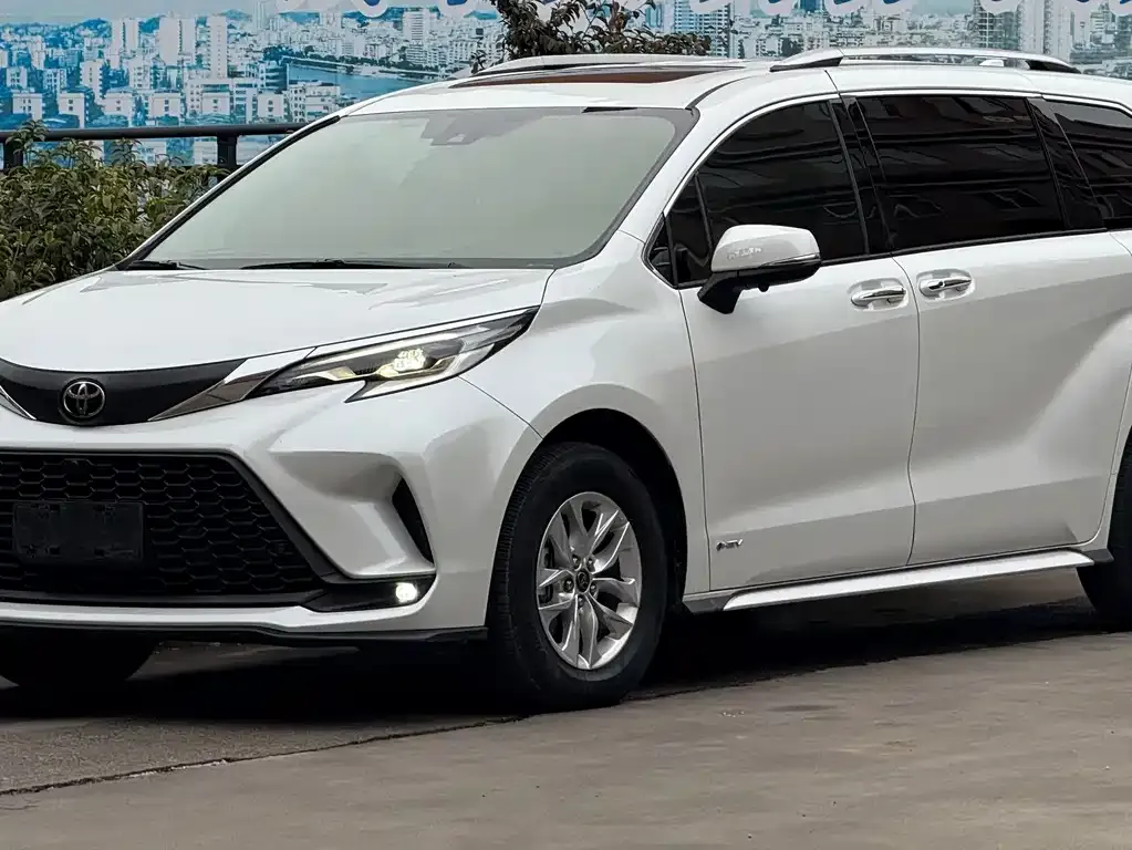 Toyota Sienna — фото 1