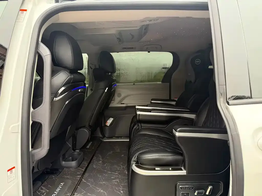 Toyota Sienna — фото 2