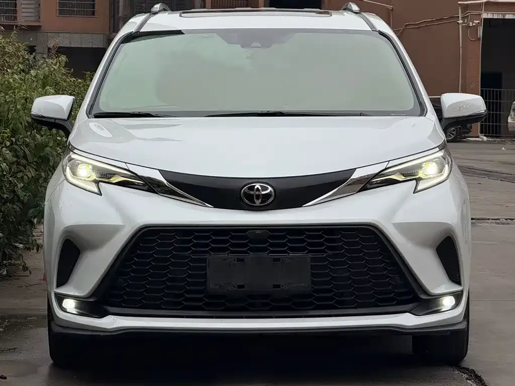 Toyota Sienna — фото 4