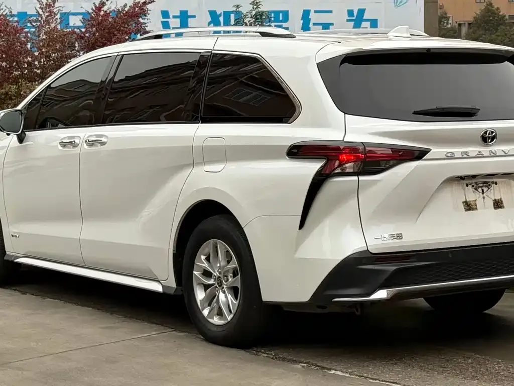 Toyota Sienna — фото 7