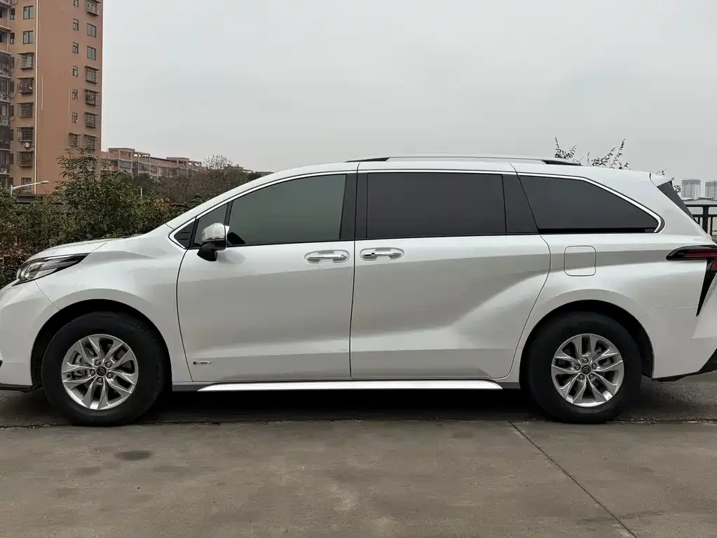 Toyota Sienna — фото 9