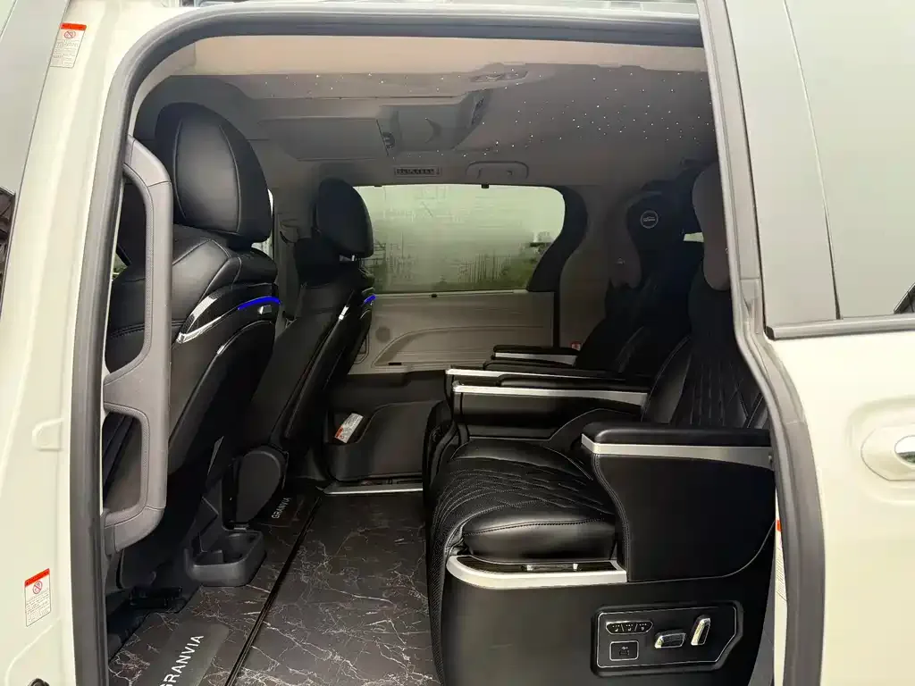 Toyota Sienna — фото 3