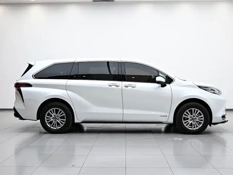 Toyota Sienna — фото 3