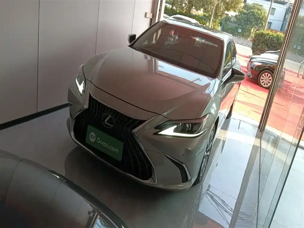 Lexus ES — фото 1