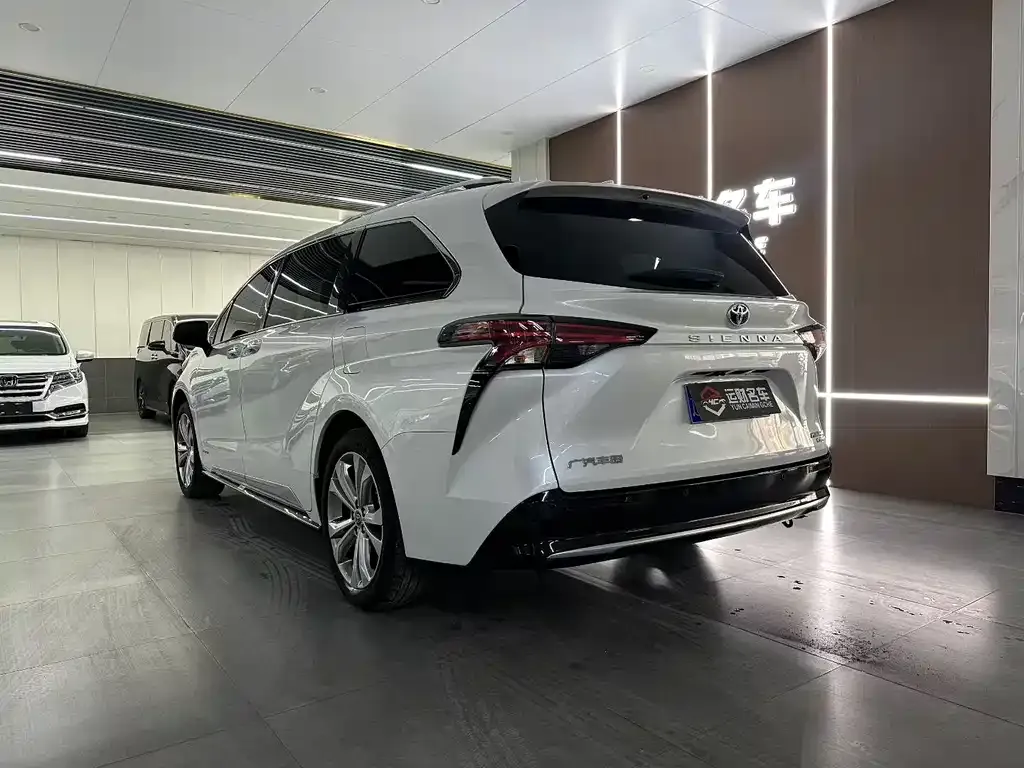 Toyota Sienna — фото 6
