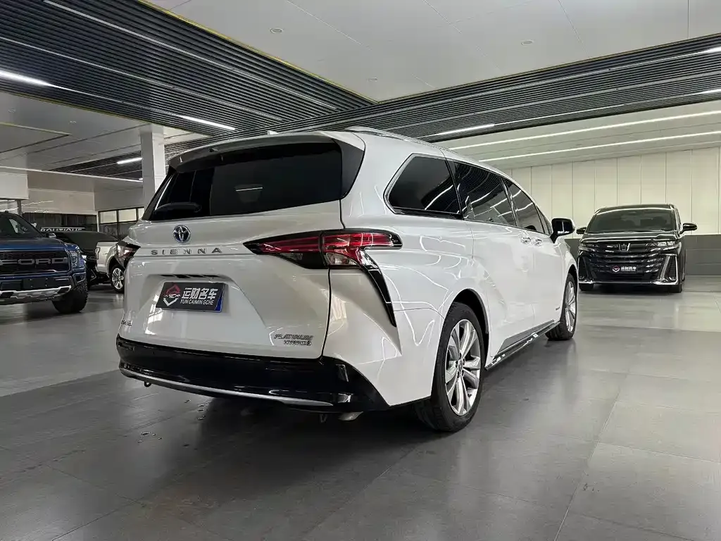 Toyota Sienna — фото 9