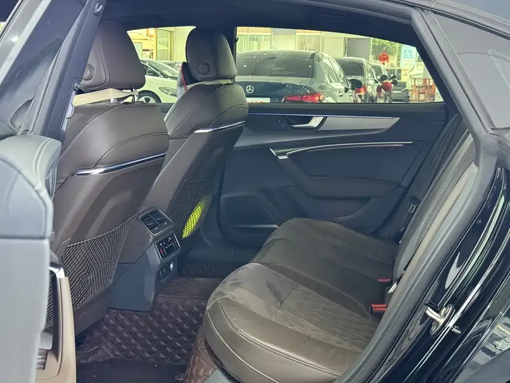 Audi A7L 2023 из CN, фото 4