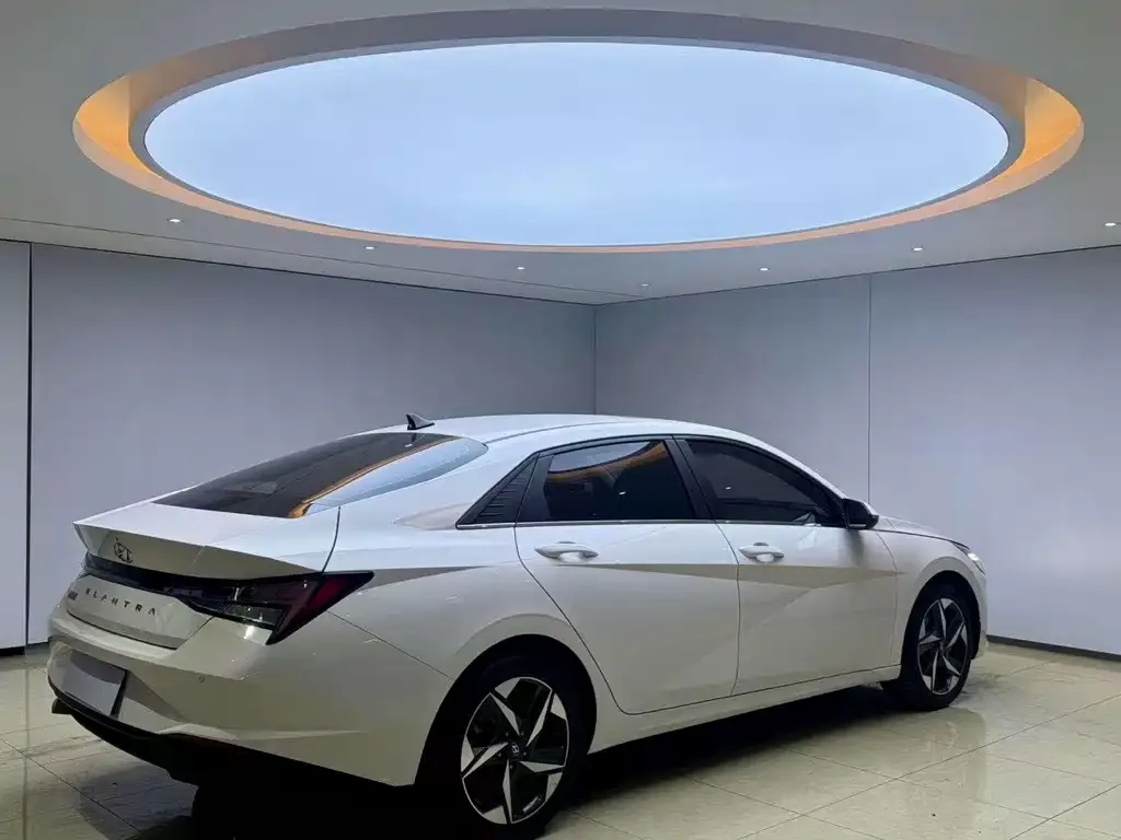 Hyundai Elantra — фото 3