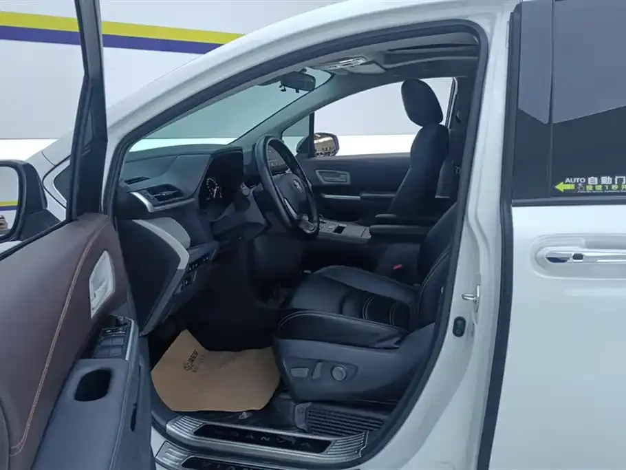 Toyota Granvia — фото 10
