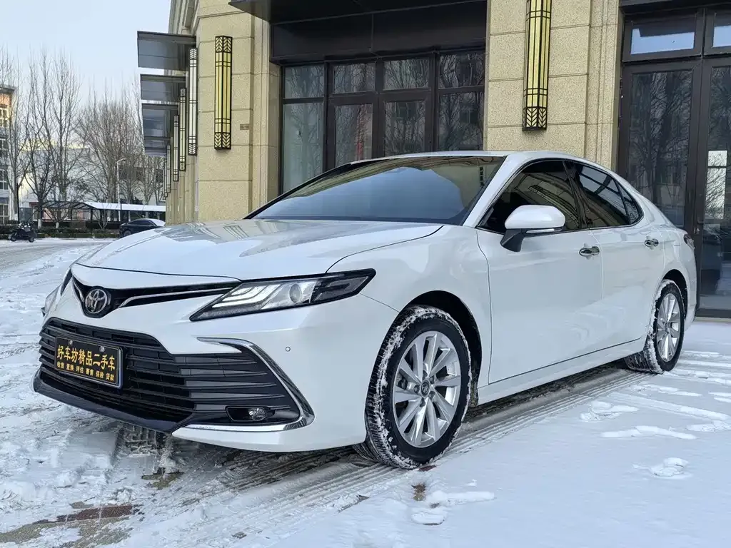 Toyota Camry — фото 1
