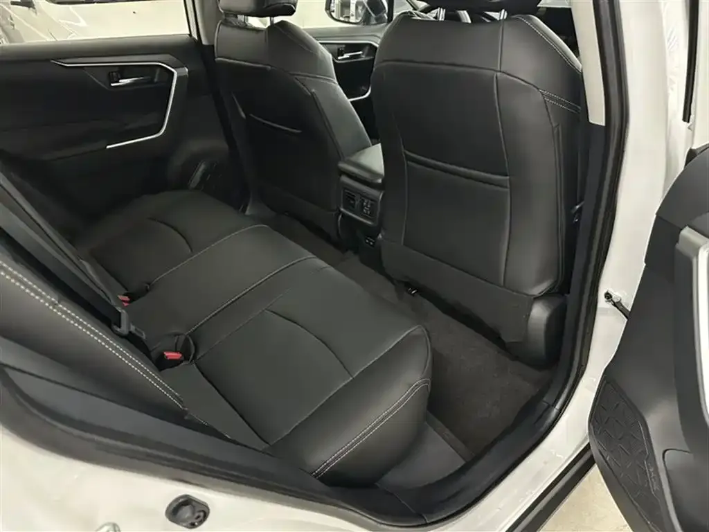 Toyota RAV4 2023 из CN, фото 8